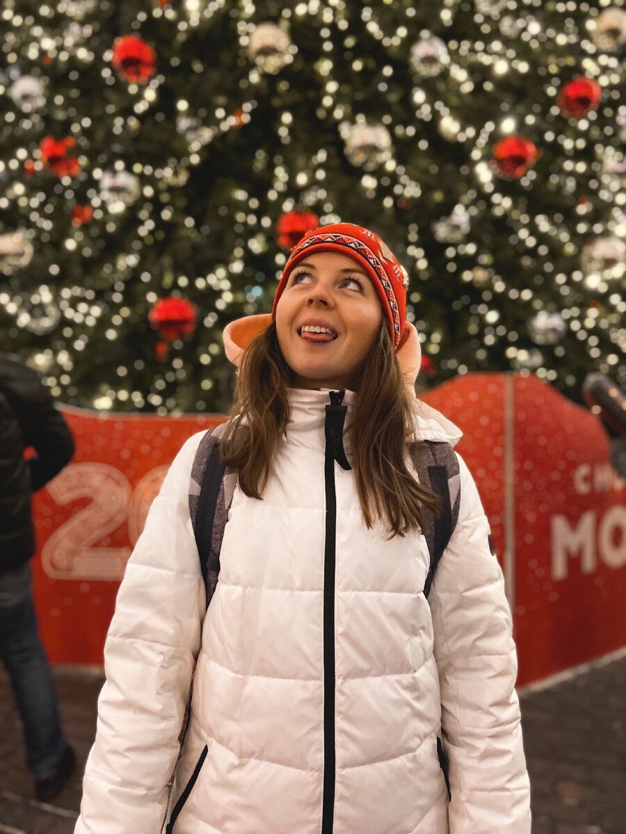 Автор на фоне главной ёлки страны