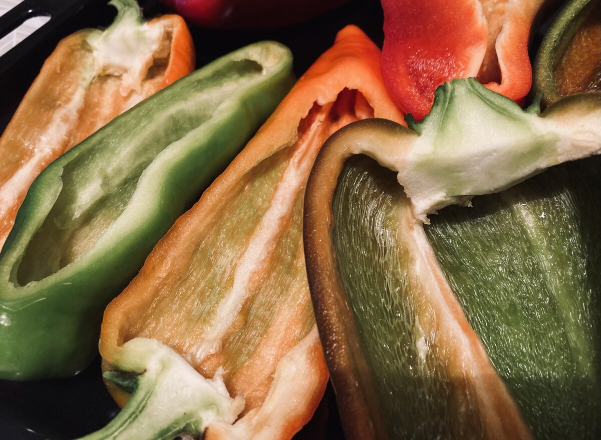 фото – Piano Piano (тут видим два варианта разной нарезки "по диагонали" вытянутых перцев)