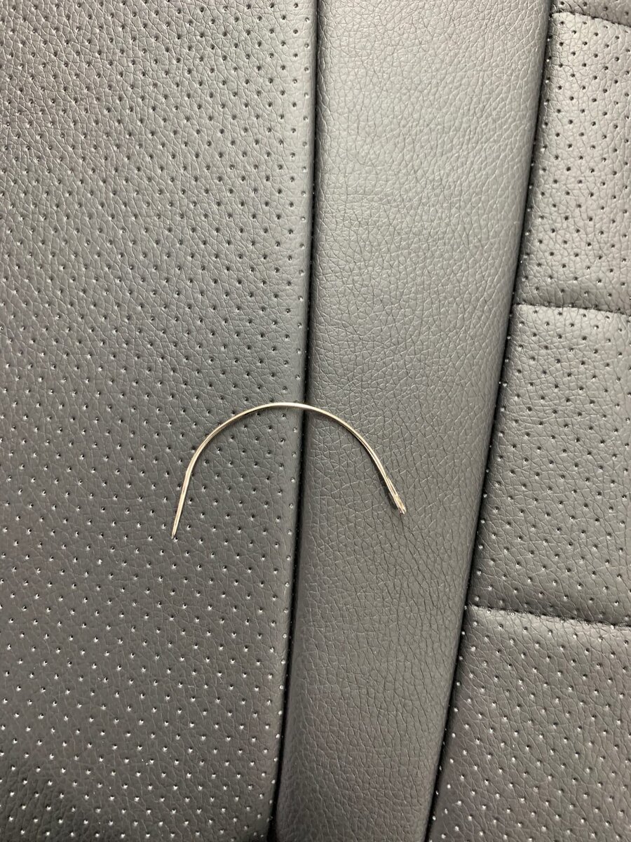 Игла, при помощи которой, пришивается чехол