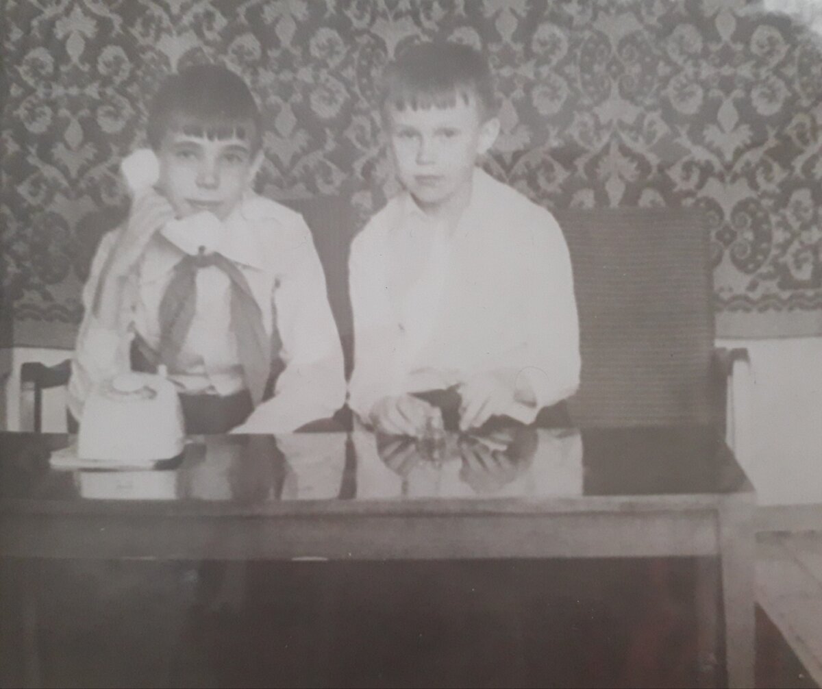 Дети не просто воспитывались в семьях - мы воспитывались всей страной: школой, домом пионеров, дворцом культуры, совхозом, пионерлагерем и даже... парткомом. Фото из семейного архива автора.