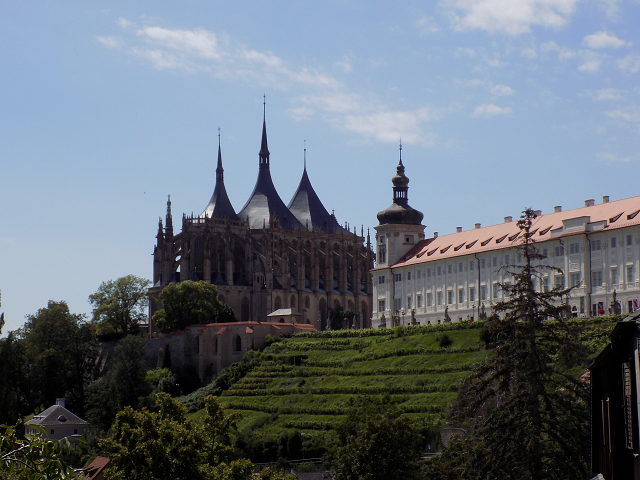 Костел св. Варвары, рядом с ним - здание бывшего Иезуитского колледжа (фото из личного архива)