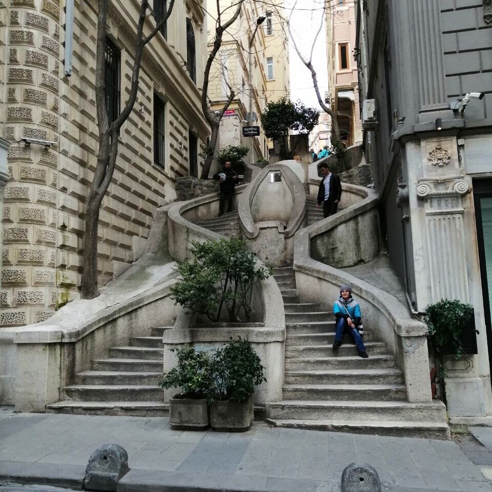 Проход между домами узкий и очень крутой. В два этажа