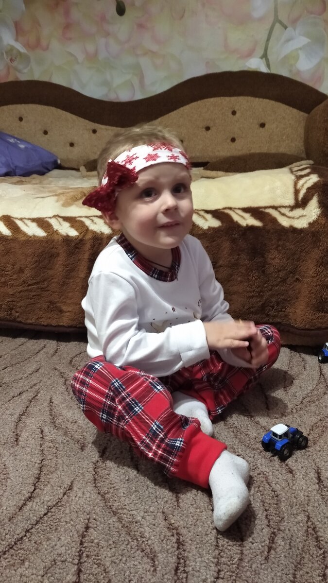 Табу для родителей, или Хотите счастливого ребенка? Не делайте этого!
Так уж сложилось, что на семинарах для родителей, на личных консультациях, в
моем блоге мне чаще всего задают вопросы о наказаниях и границах строгости по отношению
к детям. Например: «Как наказывать детей, как выставить рамки, как быть с ними строже и не
дать им сесть на нашу шею?» А я вот уверена, что с детьми надо просто жить рядом, создавать
комфортные отношения, помогать им развиваться гармонично. И тогда все нужные границы и
рамки будут выстроены сами по себе, без вреда для психики всех участников этого процесса.
Хочу вам рассказать о психологических ограничениях или рекомендациях родителям,
которые не хотят повредить личностному развитию ребенка. Итак, не стоит:
• Угрожать, что ребенка отдадут в детский дом, тете/дяде, полицейскому и т. д., – это
нарушает базовую потребность в безопасности ребенка. В его сознании мама (семья) – это
гаранты этой безопасности.
• Пугать Бабой-Ягой, Бабайкой. Это может перейти в тяжелые фобии темноты и одино-
чества у взрослых людей. Я работаю с ними постоянно: взрослые тети и дяди очень страдают
от фобий, которые родом из детства!
•  Угрожать, что поменяете на другого, хорошего ребенка. Или сравнивать с другими
детьми. Это занижает самооценку и портит ваши отношения. Ребенок будет легко идти к тому,
кто его назовет хорошим.
• Пугать врачом или уколом! Ну тут понятно, я думаю.
• Обещать «не любить» – это разрушение мира и стабильности у маленького человека,
опять-таки базовой потребности в безопасности.
• Лишать вкусного за непослушание – это нарушение пищевого поведения в будущем (он
начинает сам себя «поощрять» едой).
• Отнимать в наказание подарки или отказываться от обещаний подарить что-то – это
закладывание веры, что слово можно как дать, так и забрать! И не просите потом ребенка
давать обещания вам и, самое главное, сдерживать их.
• Высмеивать детские рисунки или поделки. Этим вы отбиваете желание что-то делать
самому. Можно в любой работе найти, за что похвалить, а уж потом корректно обратить вни-
мание, что можно исправить, и помочь это сделать.
