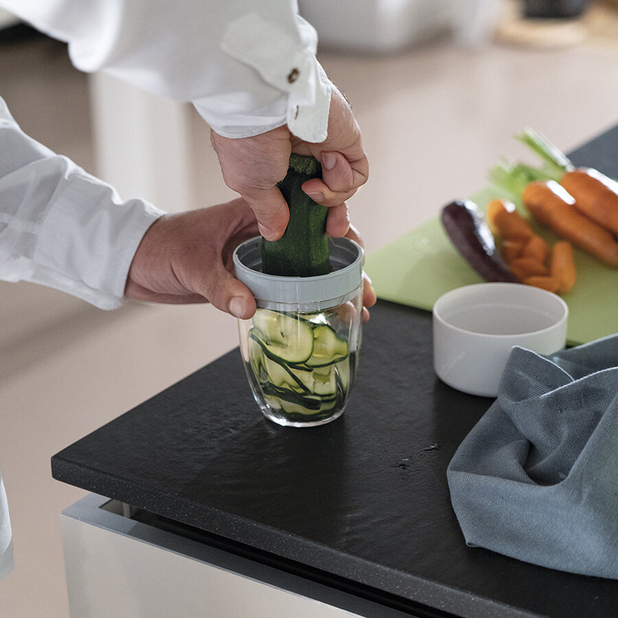 Нарежьте овощи