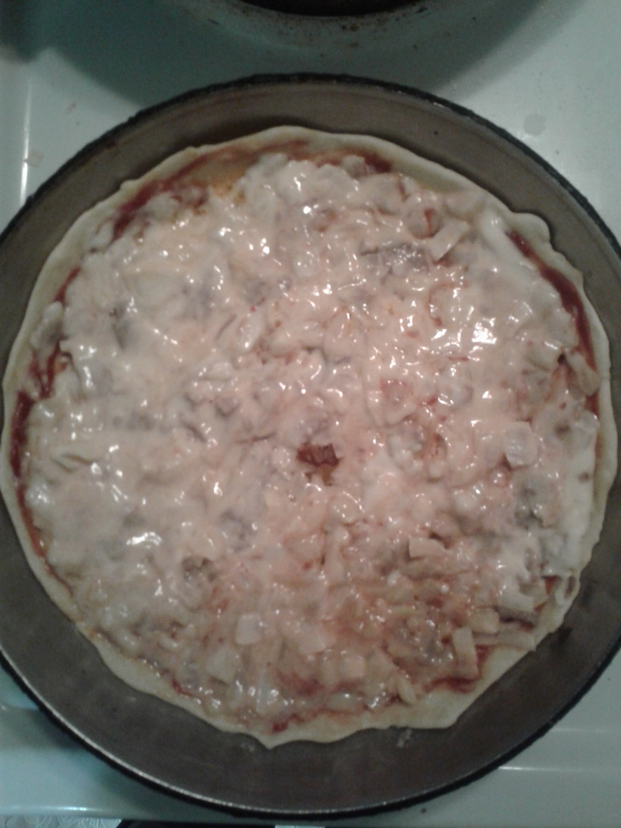 Все то же самое, но покрытое соусом (которого, у нас, как мы знаем - целая ведерко! Накрываем крышкой и через 5 минут выключаем электроплиту (с газом можно варьировать силу пламени)