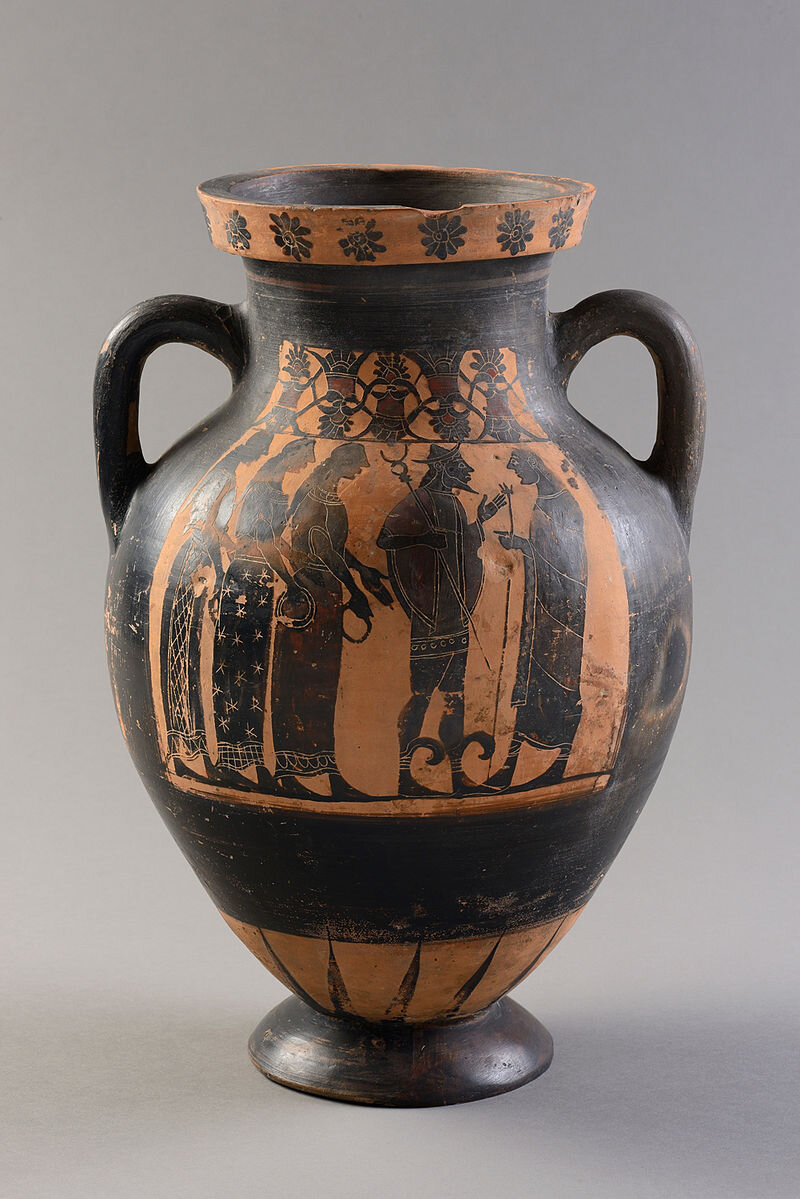 Чернофигурная ваза 575-550 до н.э. Три женских фигуры слева: Гера, Афина и Афродита. Сюжет - "Суд Париса". Парис  - троянский царевич - был призван рассудить, кто из богинь прекраснее. Он отдает яблоко с надписью "Прекраснейшей" Афродиты, которая обещала ему любовь самой прекрасной смертной женщины в мире - Елены. С этого и начинается Троянская война