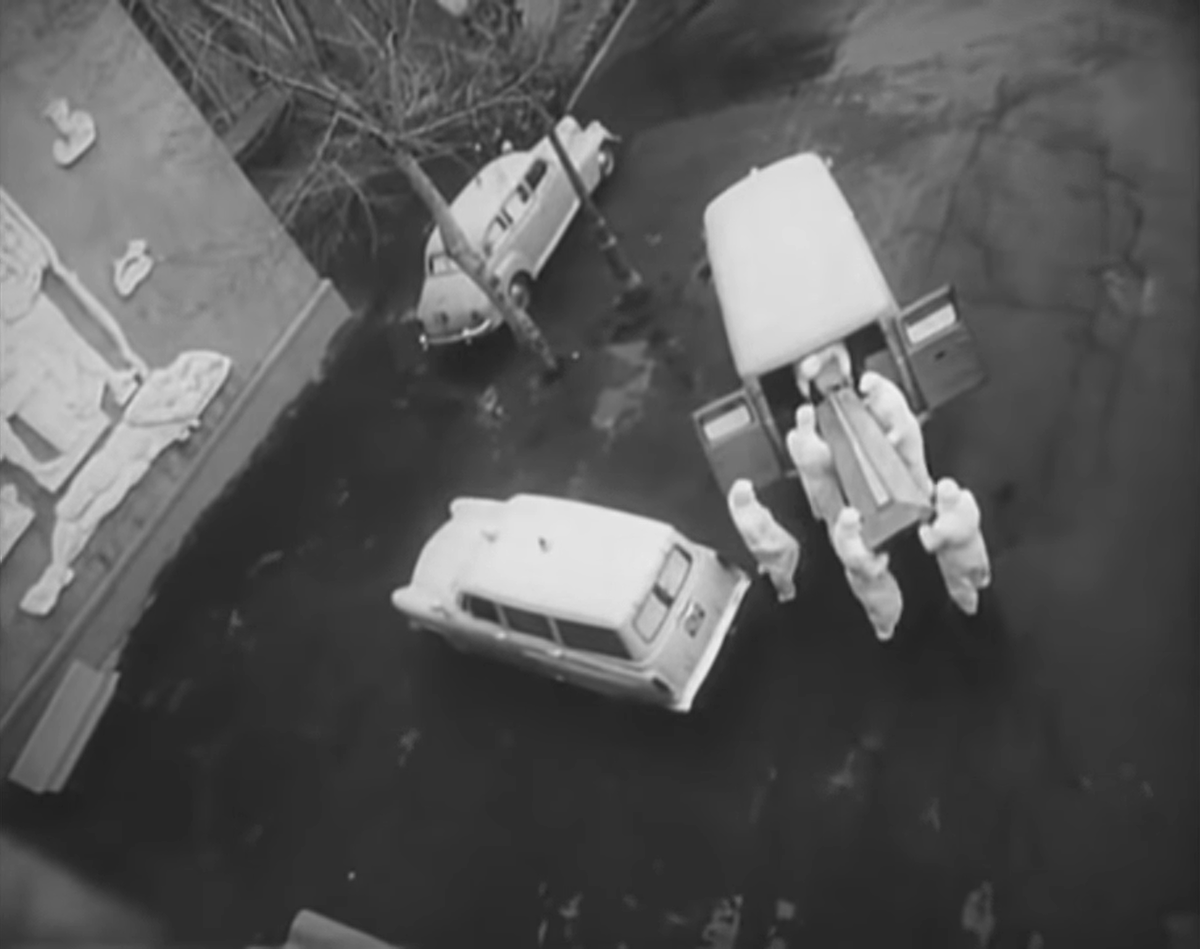 Кадр из фильма "В город пришла беда"