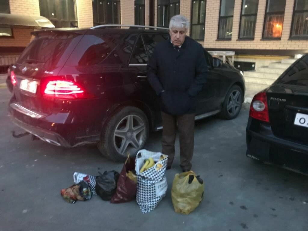 Директора общеобразовательной школы  
№3, что находится в дагестанском Каспийске, задержали. 
Он регулярно обворовывал детей и был на это пойман, причем с поличным. Еженедельно он вывозил продукты, которые были закуплены для детей из младших классов, для себя выбирал все самое лучшее. 