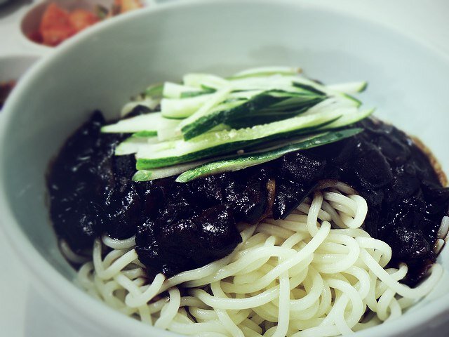 Чаджанмён - лапша с черным соусом.