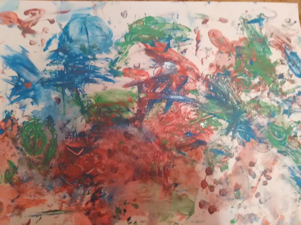 Горжусь Катькиными пальчиковыми рисунками. Как-то раз девушка в комментариях написала, что нечего выдавать мазню больного ребенка за шедевр. Интересно, а если бы я создала пост о походе в галерею современного искусства и придумала, что эта картина оттуда? Стереотипные мнения об особенных детях делают их в глазах людей абсолютными вредителями и изгоями.