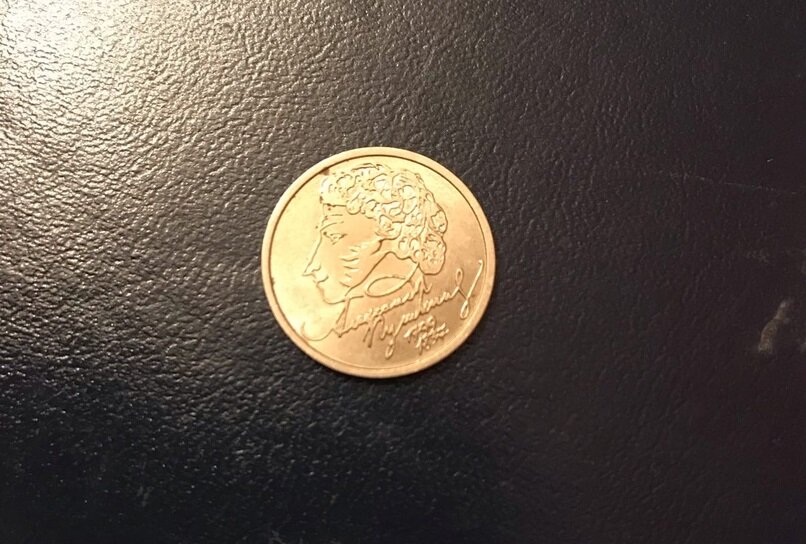 Получил на сдачу рубль с Пушкиным. Сколько такие монеты сейчас стоят ...