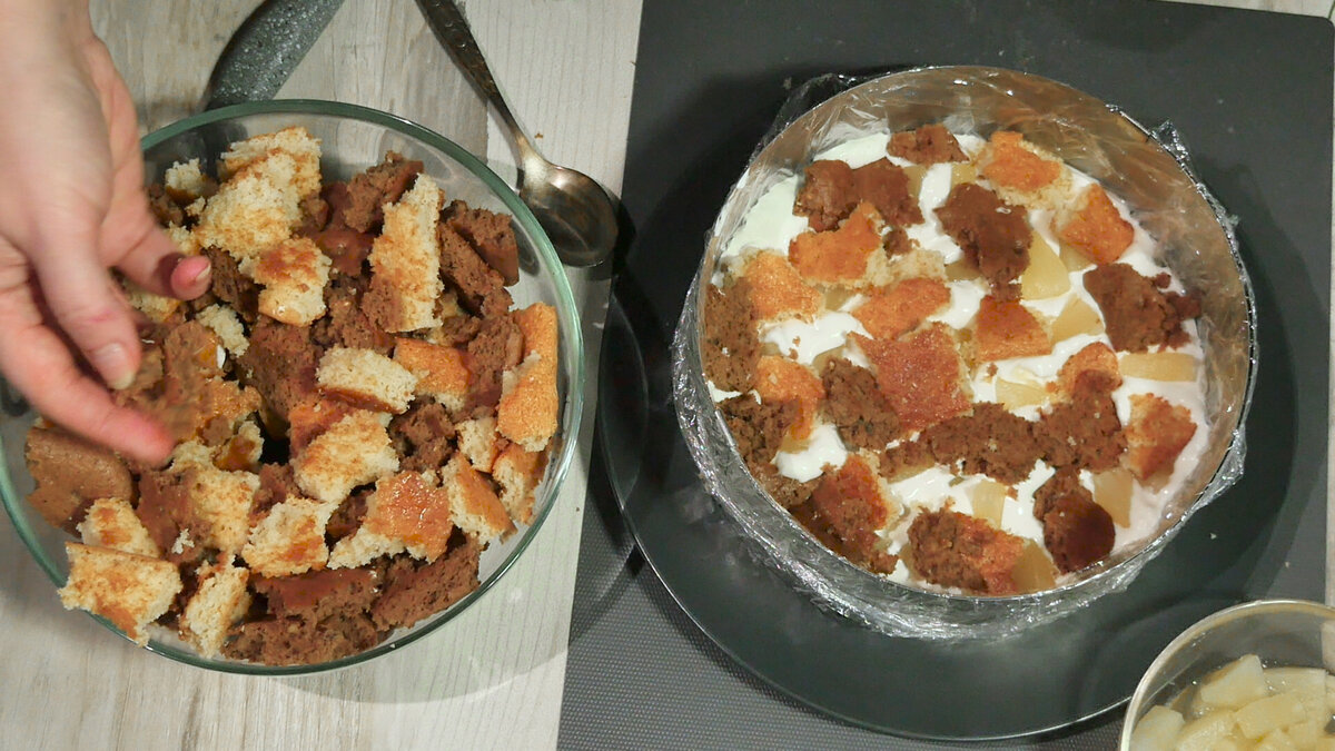 И так чередуете слои до тех пор, пока не закончатся кусочки бисквита. 