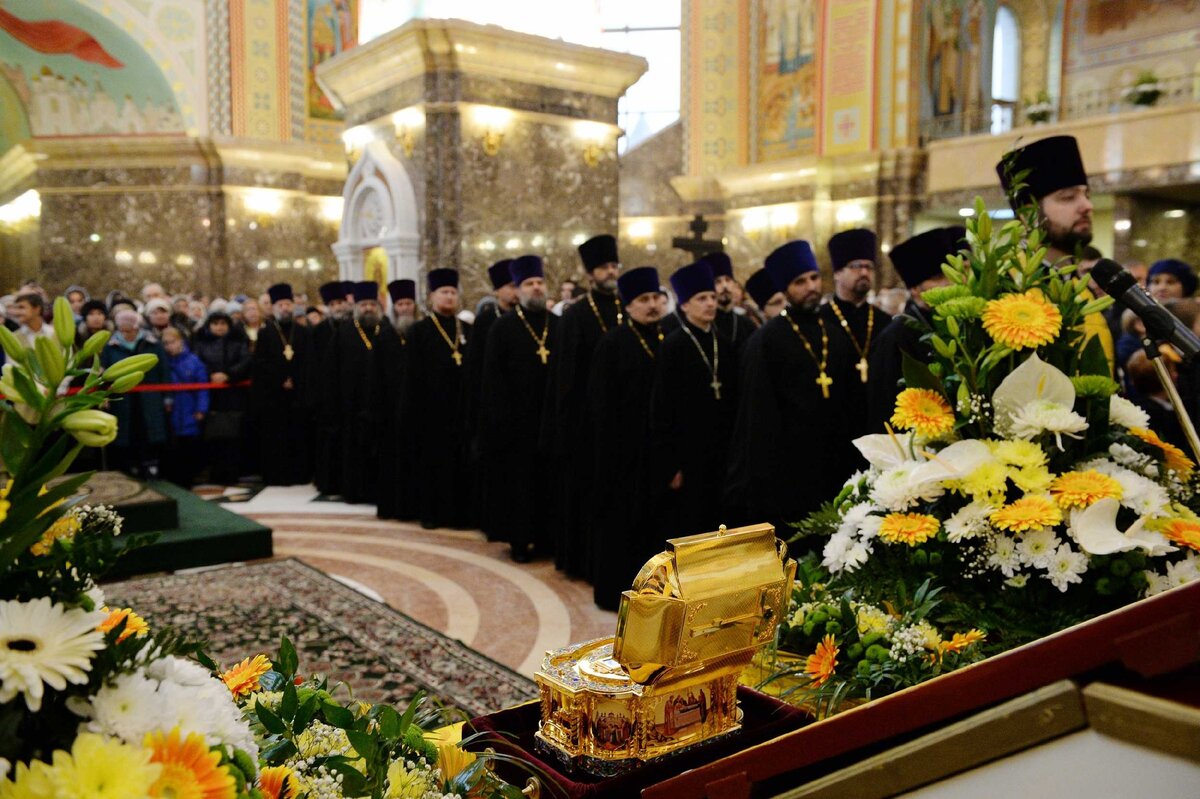 Во время молебна перед мощами св. Луки. Источник: https://foto.patriarchia.ru/news/patriarshiy-vizit-v-kaliningradskuyu-eparkhiyu-moleben-pered-moshchami-svt-luki-voyno-yasenetskogo-v-sobore-khrista-spasitelya-v-kaliningrade/