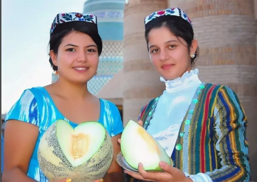 Qizlar samarqand. Женщины Узбекистана. Узбечка в тюбетейке. Национальные узбекские девушки. Хорезмская дыня.