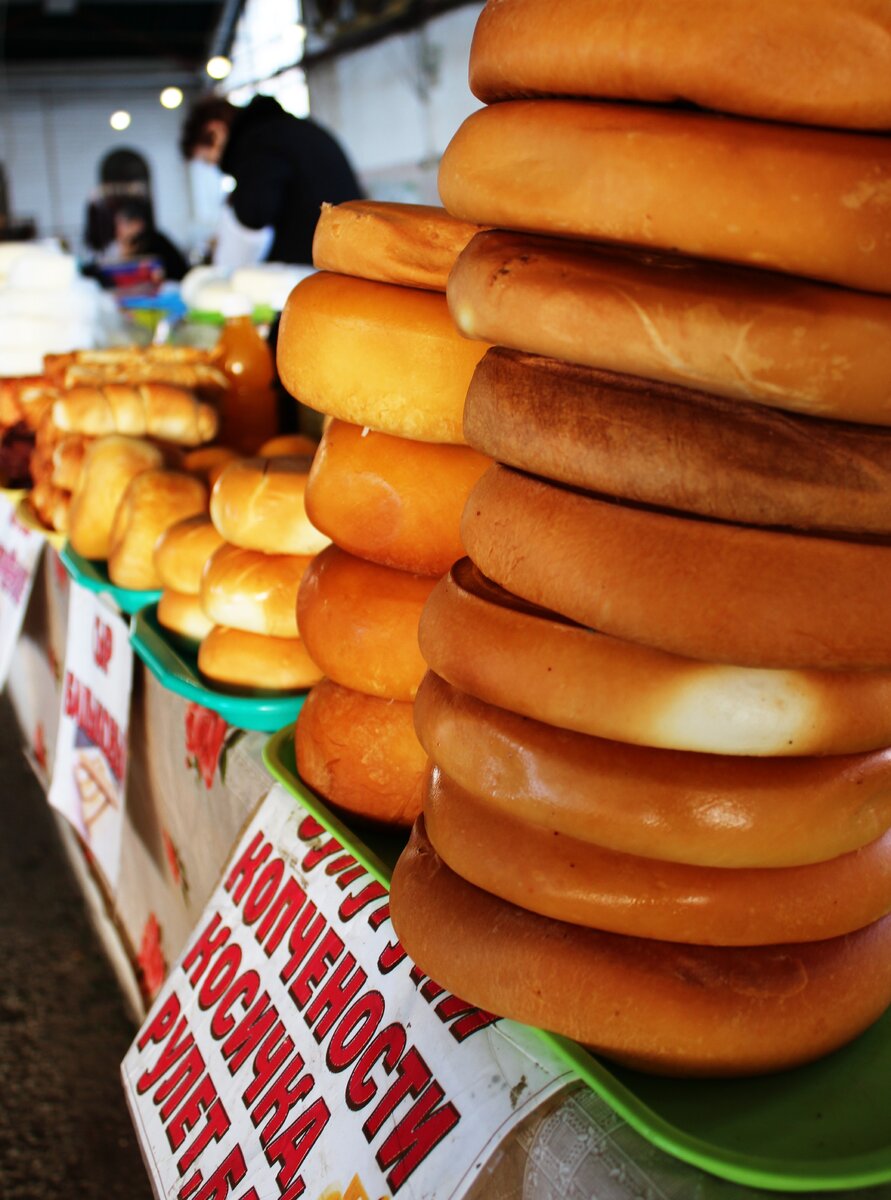 На рынке в Гагре можно встретить большое разнообразие видов сыра