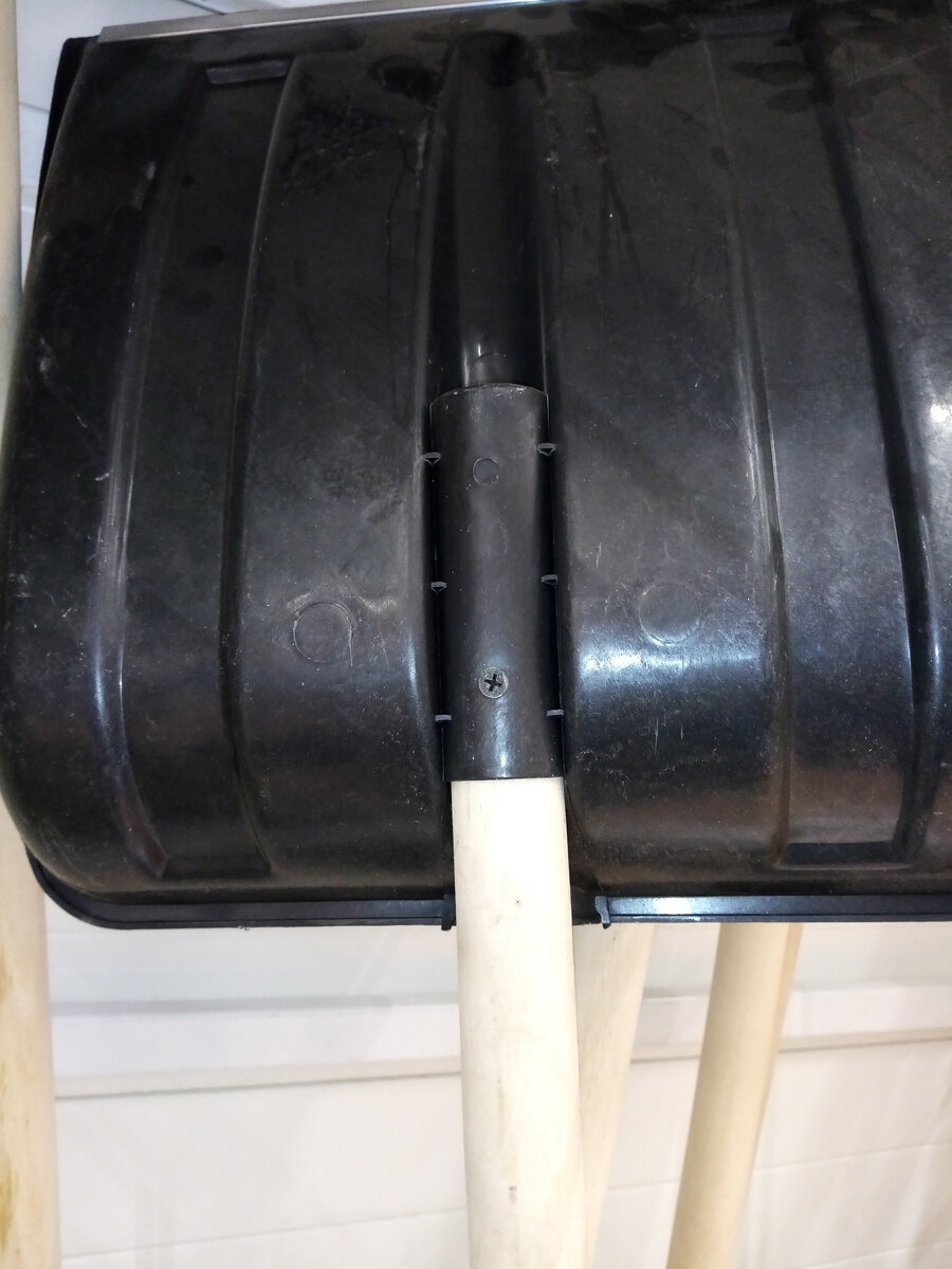 крепится на один саморез, хотя есть место для второго - сэкономили.