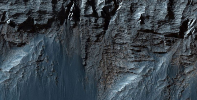 Candor Chasma - интересная часть марсианского каньона. Но ученые понятия не имеют, что создало такую ​​большую структуру./ NASA/JPL/University of Arizona