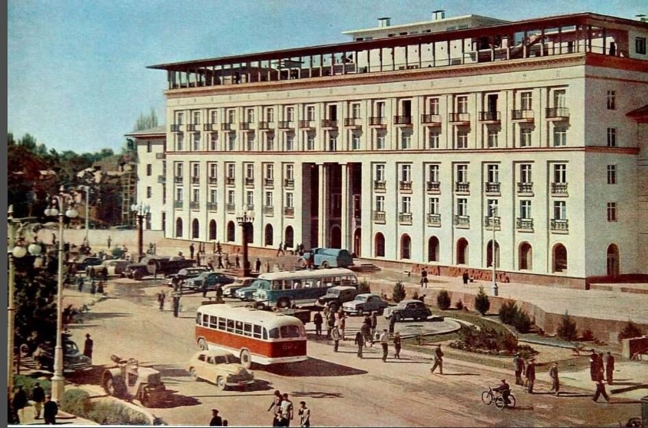 А какие шашлыки готовили наверху и как приятно было вечером посидеть, иакакой запах осенними вечерами растекался по площади.