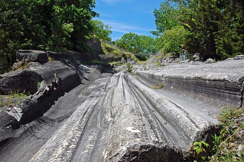Ледниковая штриховка. Остров Келлиз. Автор фото: James St. John, Creative Commons Attribution 2.0 Generic license
Источник: https://commons.wikimedia.org/wiki/File:Glacial_grooves_on_limestone_(Kelleys_Island,_Lake_Erie,_Ohio,_USA)_94_(48541360906).jpg