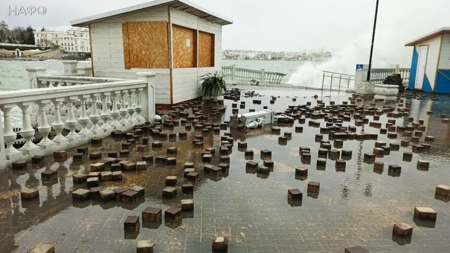 Севастополь, 15 февраля. В Севастополе шторм уносит в море остатки плитки, которую не успели убрать еще после прошлой напасти, и приносит новые разрушения. Волны высотой в несколько метров в выходные угрожали и постройкам городского пляжа.