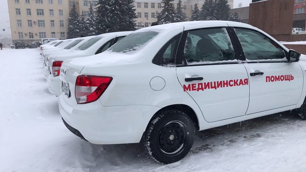 Автомобили брянская обл. Автопарк администрации Брянска. Брянским поликлиникам выдали новые машины. Лада Гранта вручение Брянск медицинская помощь. Вручение машин 10.11.2021 Брянск.