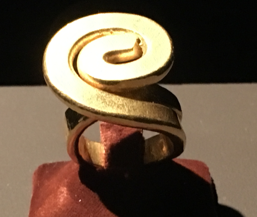 Кольцо работы Александра Колдера. Источник: https://upload.wikimedia.org/