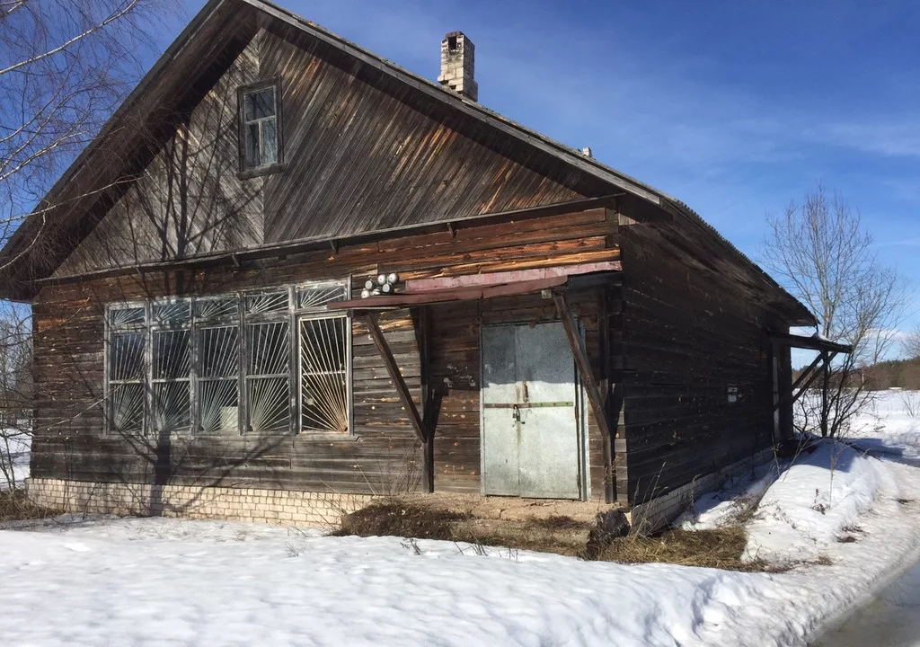 Вот такое здание магазина стояло напротив дома, в котором жила Тоня.