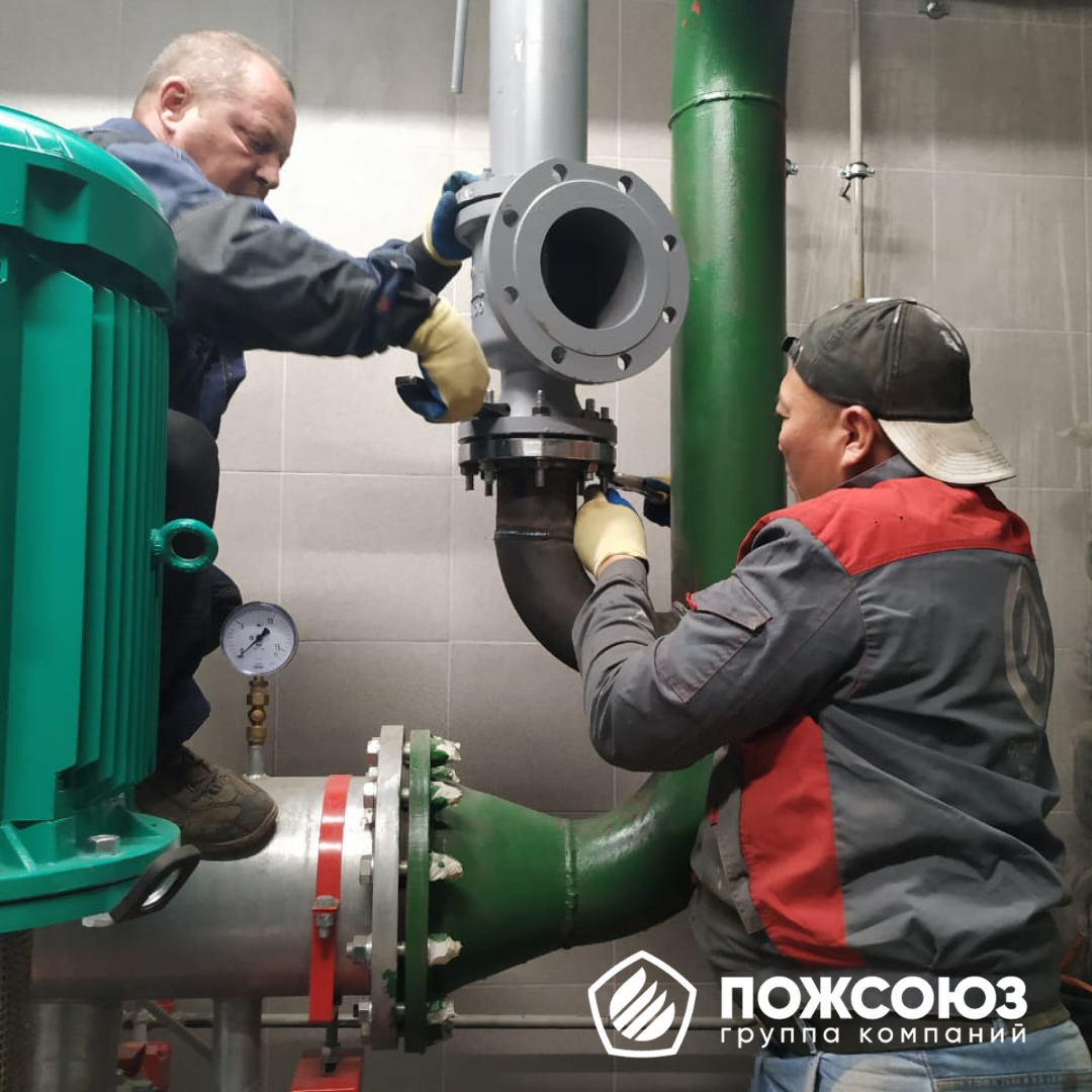 Работа сотрудников ГК Пожсоюз на насосной станции пожаротушения в одном из салонов крупнейшего дилера по продаже автомобилей в России