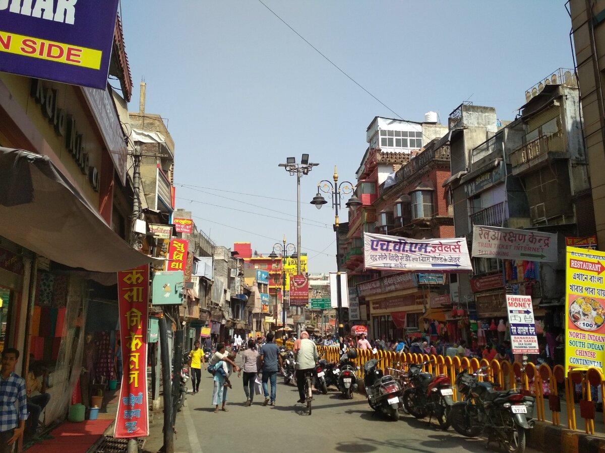 Улица вдали от гхатов и древнего города.