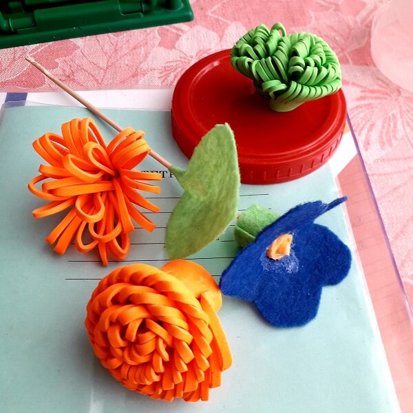 цветочки из фоамирана (для заколок мамам ) и фетра