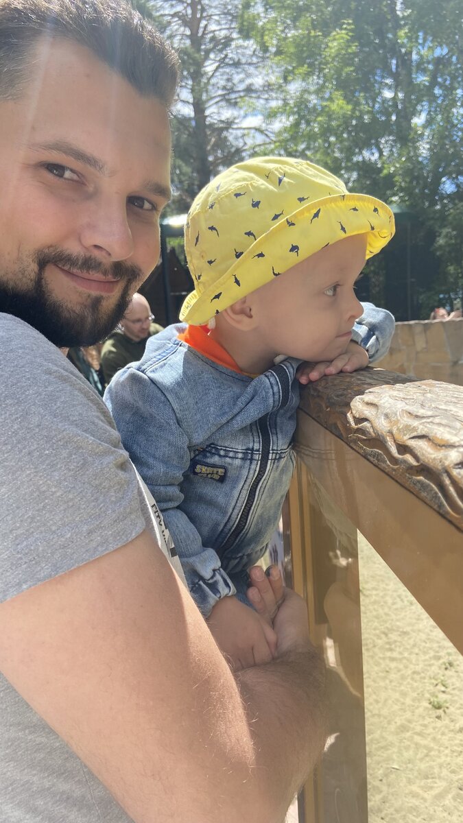 Максим разглядывает сурикатов