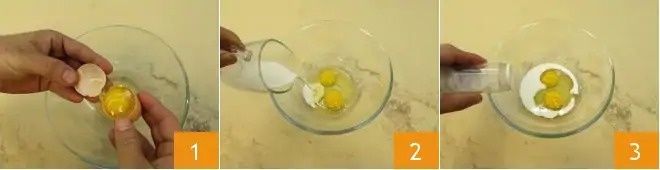 Чтобы приготовить омлеты, сначала разбейте яйца в миску 1. Добавьте молоко 2 и щепотку соли 3.