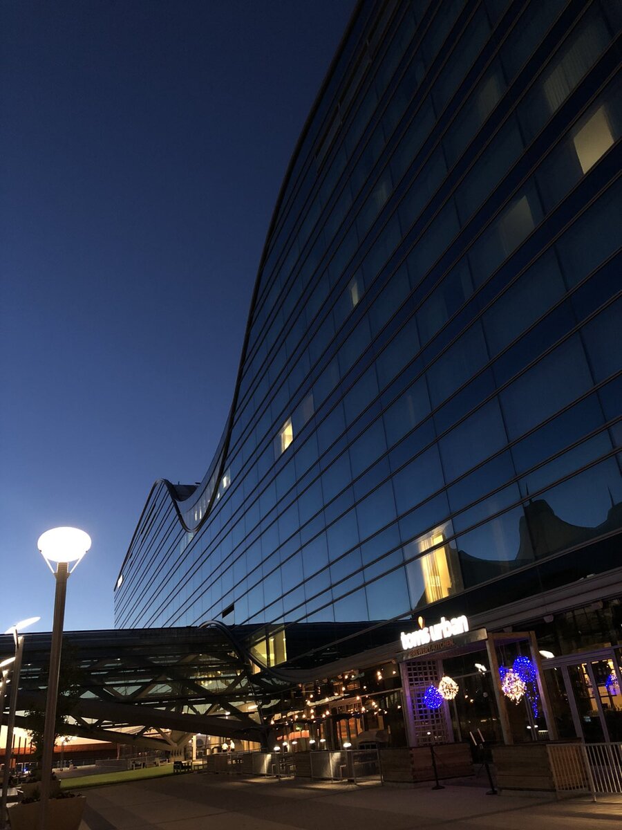 ранним утром в аэропорту Денвера перед поездкой в город