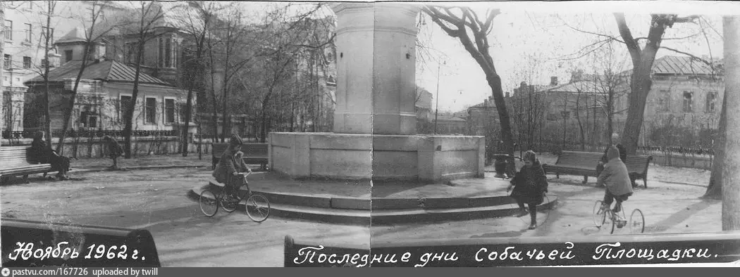Собачья площадка, 1962 г. Автор: Иван Васильевич Добровольский.