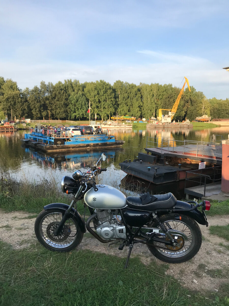 Вон тот самый паром. Ну и мой мот в кадр попал случайно, конечно)))