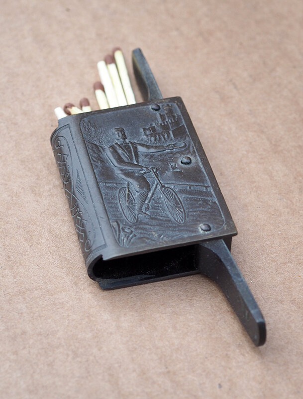 Эбонитовая спичечница рубежа XIX и XX веков с изображением велосипедистов - из коллекции Веломузея Андрея Мятиева.