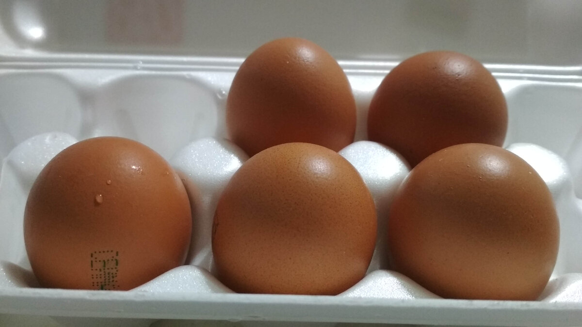 Обычные куриные яйца из супермаркета
