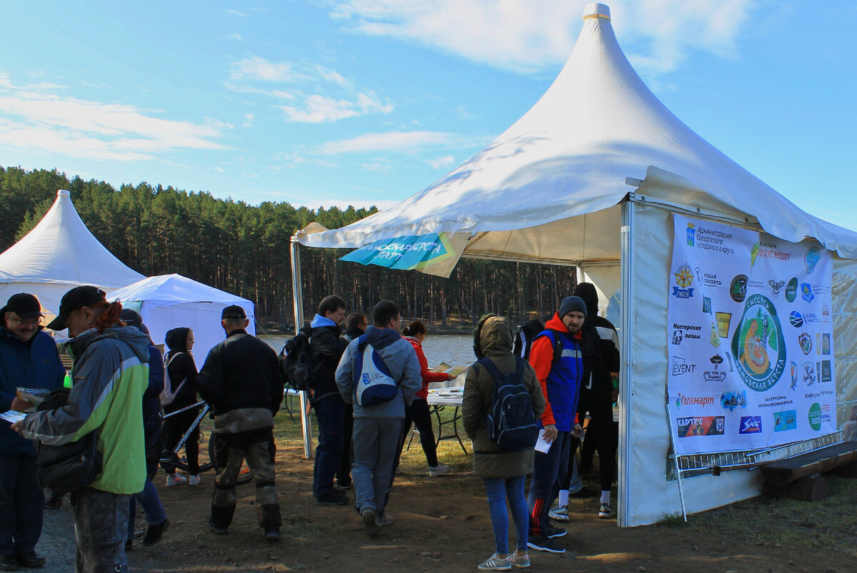 "Стартовая поляна" разместилась непосредственно на плотине. Небольшая очередь на регистрацию 