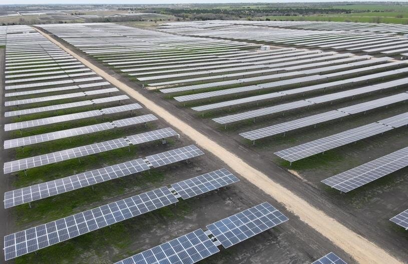 Солнечная  электростанция Hanwha Q Cells в округе Фэннин, штат Техас, видна на  этой фотографии, предоставленной компанией в четверг. (Ренхап)
