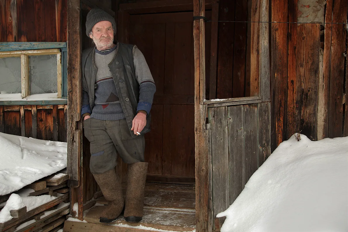 Дед в деревне. Деревенский дедушка. Деревенские люди. Старик в валенках. Сельский сторож