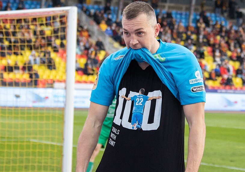 И цифра 100 на черном фоне - как и фон от его поступка...