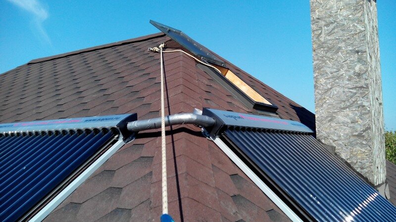 Эти 2 коллектора используются для нагрева горячей воды в частном доме. Летом они доводят воду до кипения в 200-литровом бойлере за 2 дня, если не пользоваться горячей водой