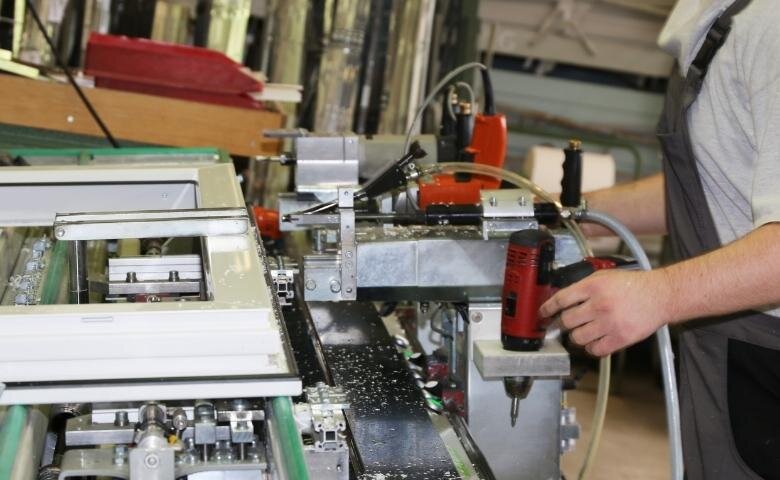 Изготовление ПВХ-окон (источник: canva.com)