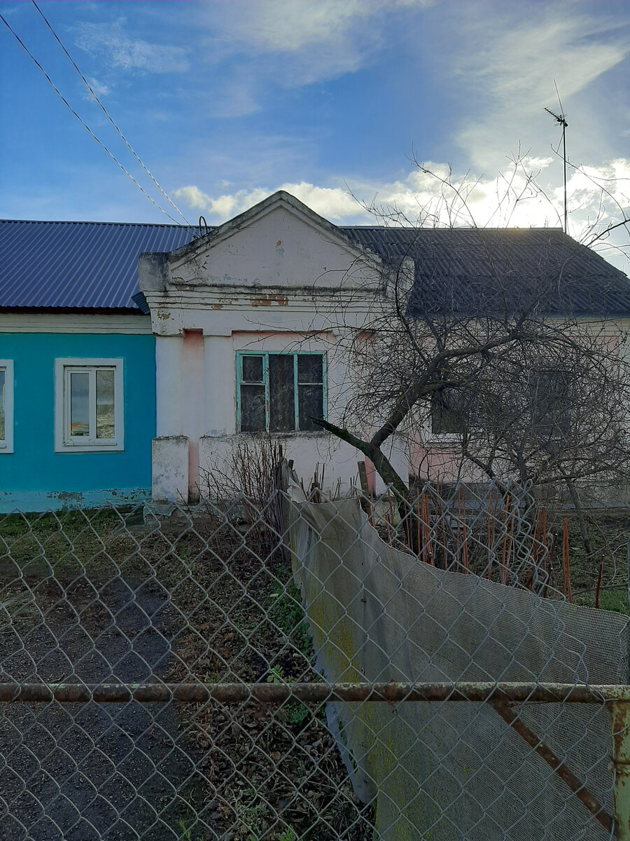 Здание правления Колхоза "Новая жизнь". В настоящее время жилой дом на двух хозяев.