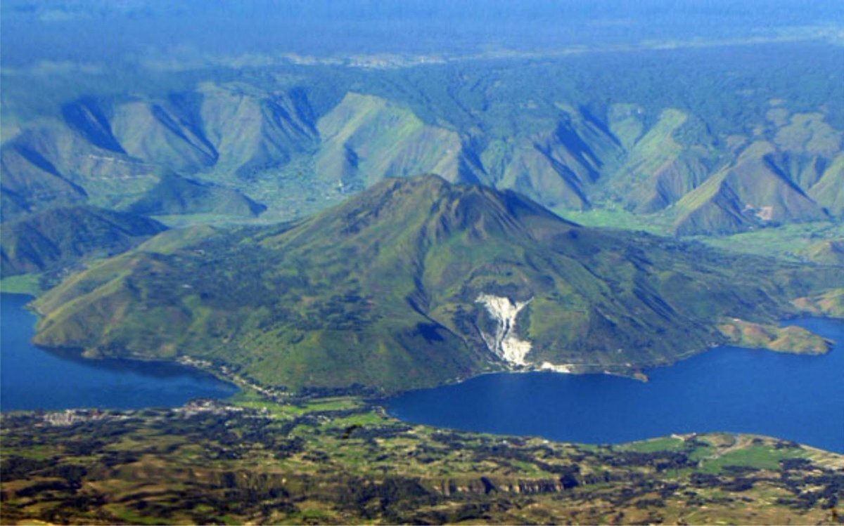Та самая Тоба, устроившая 70 000 на планете гигантскую "зачистку". Озеро у подножья размерами 27х87 км на самом деле - часть кальдеры (супержерла) вулкана. Когда-то это была дырка в земной коре, из которой извергались сотни и тысячи кубокилометров лавы, зхалы и вулканических газов. Фото: www.add3d.ru/