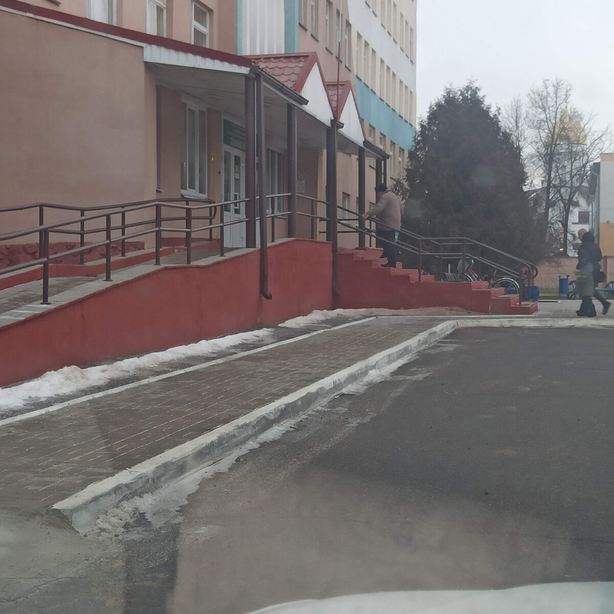 Бодрый дедушка, по лестнице бежал