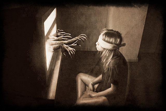 "Их территория помечена: отравлен водопой, 
Аншлаги обеспечены глухонемой толпой..."
© ДДТ, Король и Шут, Кукрыниксы, Бригадный — Попса 