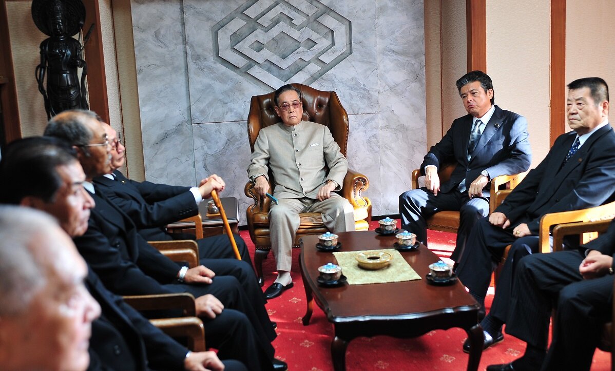 - Ты протягиваешь мне свой отрезанный мизинец, Ямомото-сан, но делаешь это без уважения! 