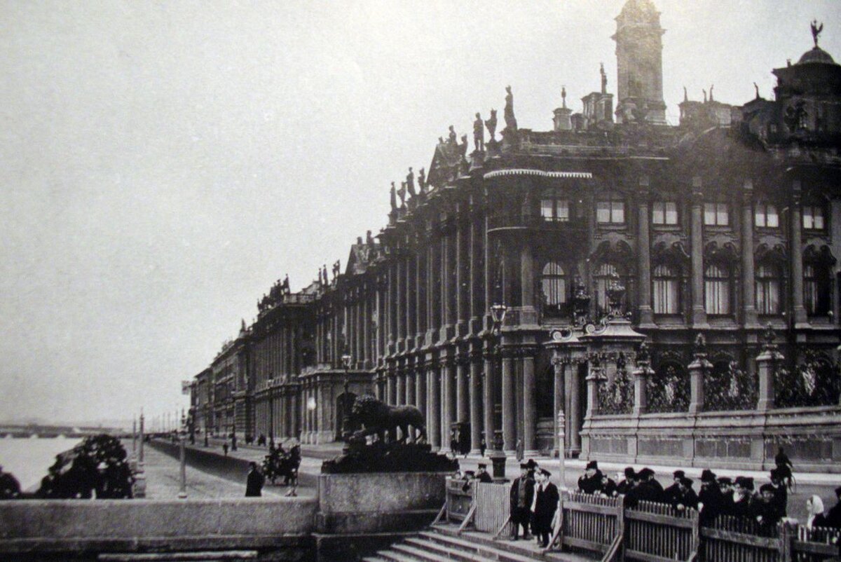 Справа на фотографии ограждение Собственного сада