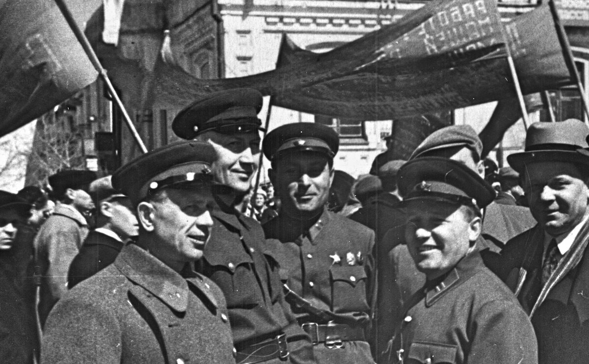  Начальник Управления Особого строительства НКВД СССР А.П.Лепилов (крайний слева) среди своих соратников и сослуживцев. Фото https://sto16km.wordpress.com.